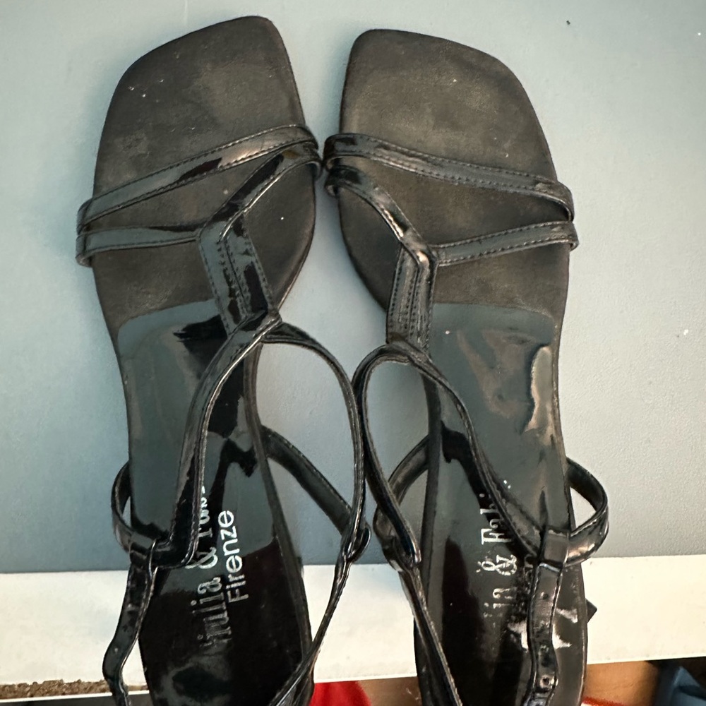 Elegant Black Sandals with Sleek Design